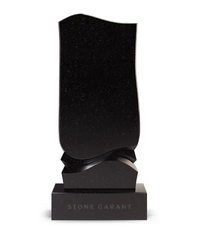 Памятник с волнообразными линиями, отражающий гармонию и спокойствие